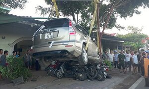 Tài xế đạp nhầm chân ga, ô tô đâm nát 12 xe máy trên vỉa hè