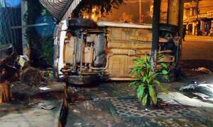 3 thanh niên nằm bất động sau khi 'bay' từ đường lên vỉa hè lúc rạng sáng