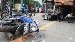 Xe tải cẩu lao như tên bắn hất tung hàng loạt xe, người nằm la liệt trên đường