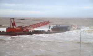 Tìm thấy hai sà lan không có người trôi dạt trên biển Thanh Hóa