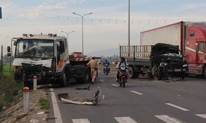Xe tải và container tông liên hoàn trên quốc lộ 1, tài xế nguy kịch