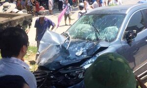 Đang đứng ven đường, 3 người bị ô tô tông thương vong
