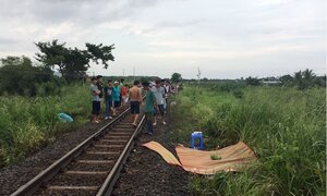 Đeo tai nghe đi bộ trên đường tàu, nam thanh niên bị tàu hỏa tông chết
