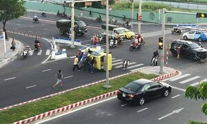 Taxi lật nhào sau va chạm ô tô, dân hợp sức cứu tài xế mắc kẹt