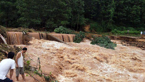 Mưa lũ ở Quảng Ninh: Nữ sinh bị tụt xuống cống mất tích, 3 xã bị chia cắt