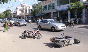 Bỏ chạy sau khi tông xe máy, ô tô húc văng 4 xe máy khác