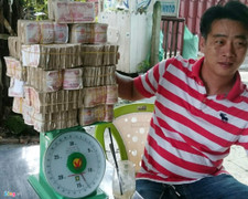 Ảnh: Chuẩn bị hơn 22 triệu đồng tiền lẻ để mua vé BOT Cai Lậy