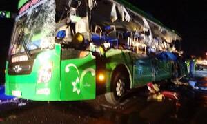 Xe đầu kéo tông xe khách, 5 người chết thảm trong đêm