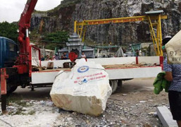 Đứt dây cáp cần cầu, tảng đá 2 tấn đè chết người điều khiển