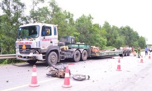 Xe tải tông gãy đôi xe máy, 2 cha con thương vong