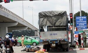 Đang dừng đèn đỏ, người đi xe máy bị xe tải tông gãy xương đùi