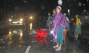 Truy tìm tài xế xe Innova bỏ trốn sau khi tông 2 người thương vong