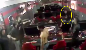 Van xin tha mạng, nam thanh niên vẫn bị nhóm côn đồ chém tới tấp