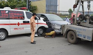 Đang chở bệnh nhân, xe cứu thương tông ô tô 7 chỗ văng xa