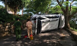 Ô tô 7 chỗ lật nghiêng khi tham quan núi Hải Đăng