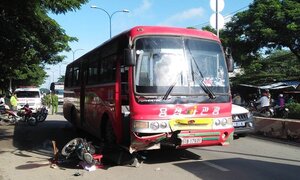 Xe đưa đón công nhân tông xe máy, 2 vợ chồng thương vong