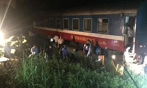 Tàu chở 200 hành khách trật bánh ở Thanh Hóa, một toa văng khỏi đường ray
