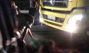 Xe tải chạy ngược chiều tông xe máy, 2 người nguy kịch