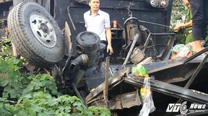 Ảnh: Hiện trường tàu hỏa đâm nát xe tải ở Hà Nội