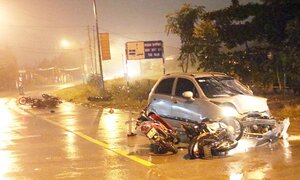 Ô tô 'điên' tông hàng loạt xe máy, 5 công nhân bị thương nặng