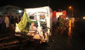 Xe bán tải tông ô tô đang đỗ bên đường, tài xế chết kẹt trong cabin