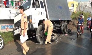 Xe tải tuột dốc, cháu bé 6 tuổi chết thương tâm