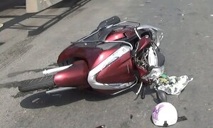 Mẹ dừng xe không tắt máy, con nhỏ vặn tay ga tông trúng ô tô