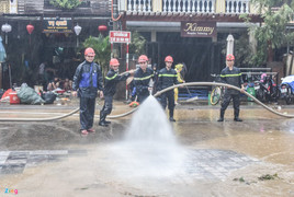 Ảnh: Hơn 1.000 cảnh sát, bộ đội dầm mưa dọn bùn sau lũ phục vụ APEC