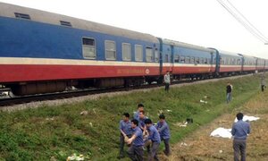 Xe máy băng qua đường sắt, 3 người bị tàu hỏa tông văng