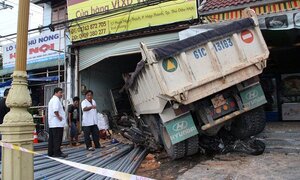 Xe tải mất phanh cắm đầu vào cửa hàng vật liệu xây dựng, 3 người bị thương