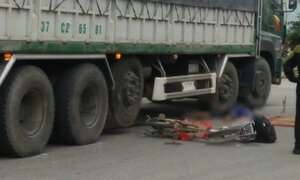Hai học sinh bị xe tải đâm thương vong trên đường đi học
