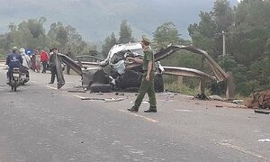 Ô tô tông vào taluy bên đường, 4 người thương vong