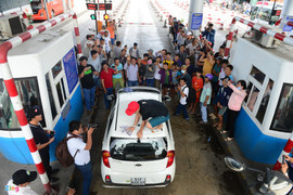 Ngày thứ 4 thu phí trở lại, BOT Cai Lậy xả trạm hơn 20 lần