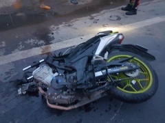 Xe máy gãy đôi sau cú tông xe tải, tài xế thiệt mạng