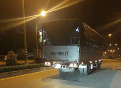 Xe máy va chạm xe tải, 2 thanh niên chết thảm ngày cận Tết