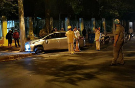 Ô tô 4 chỗ lấn làn tông xe máy, cả gia đình thương vong