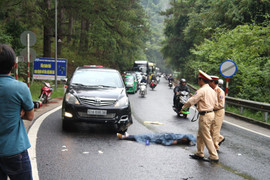 Xe máy đối đầu ô tô trên đèo Prenn, 1 người chết, 1 người nguy kịch