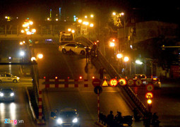 Ô tô Mercedes tông nát xe máy, cầu vượt Thái Hà tê liệt lúc rạng sáng