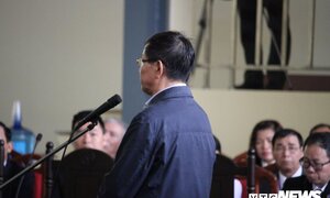 Cựu trung tướng Phan Văn Vĩnh hai lần trả lời nhầm khi tòa kiểm tra căn cước