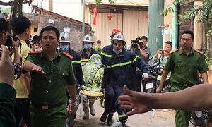 Nhói lòng cảnh đưa thi thể nạn nhân trong vụ cháy khiến 8 người chết và mất tích ở Hà Nội