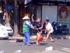 Chủ shop quần áo đánh tới tấp nữ lao công vì bị nhắc nhở vứt rác bừa bãi là ai?