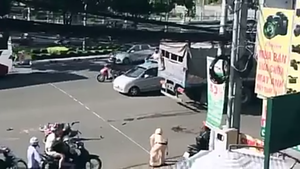 Xe tải va chạm xe máy, mẹ và con gái mang bầu chết thương tâm