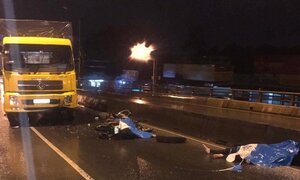 Xe máy chạy ngược chiều trên cầu vượt, 2 người bị xe tải đâm chết