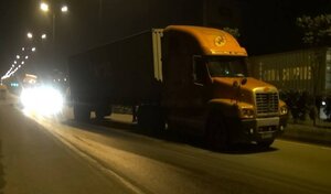 Hai xe container tông nhau, dân cạy cửa đưa tài xế đi cấp cứu