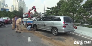 Xe ô tô lộn nhiều vòng trên cầu ở Sài Gòn