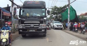 Người thân gào khóc bên thi thể nữ sinh bị xe đầu kéo cán chết ở Sài Gòn