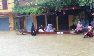 Phố cổ Hội An chìm trong biển nước, du khách thích thú chèo xuồng ngắm phố