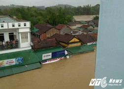 Lũ lớn đạt mức lịch sử nhấn chìm nhiều nhà dân miền Trung