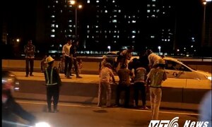 Tài xế say xỉn tự đâm vào đuôi xe bê tông