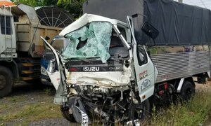 Bị ô tô tải tông trực diện, xe khách lật nghiêng trên vỉa hè